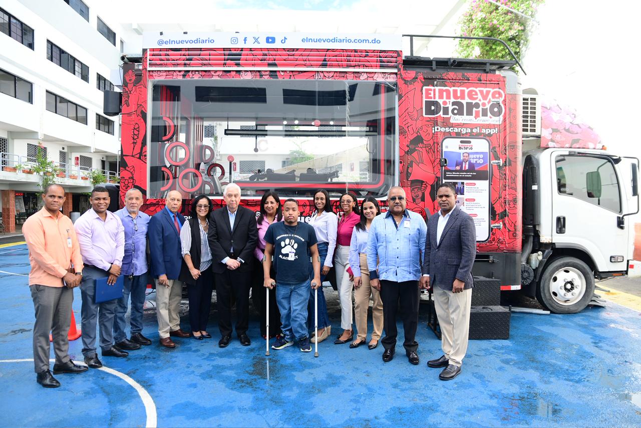 Encuentro de estudiantes de Periodismo de UNICARIBE con la Unidad Móvil de El Nuevo Diario