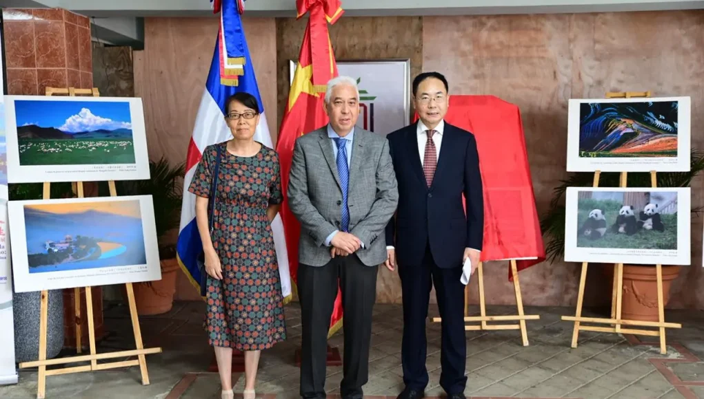 UNICARIBE y la Embajada de la República Popular China inauguran exposición fotográfica cultural en el campus universitario de Santo Domingo