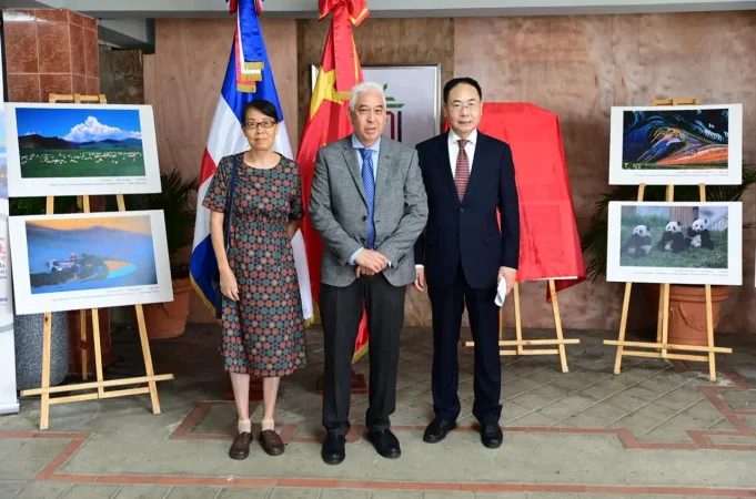 UNICARIBE y la Embajada de la República Popular China inauguran exposición fotográfica cultural en el campus universitario de Santo Domingo