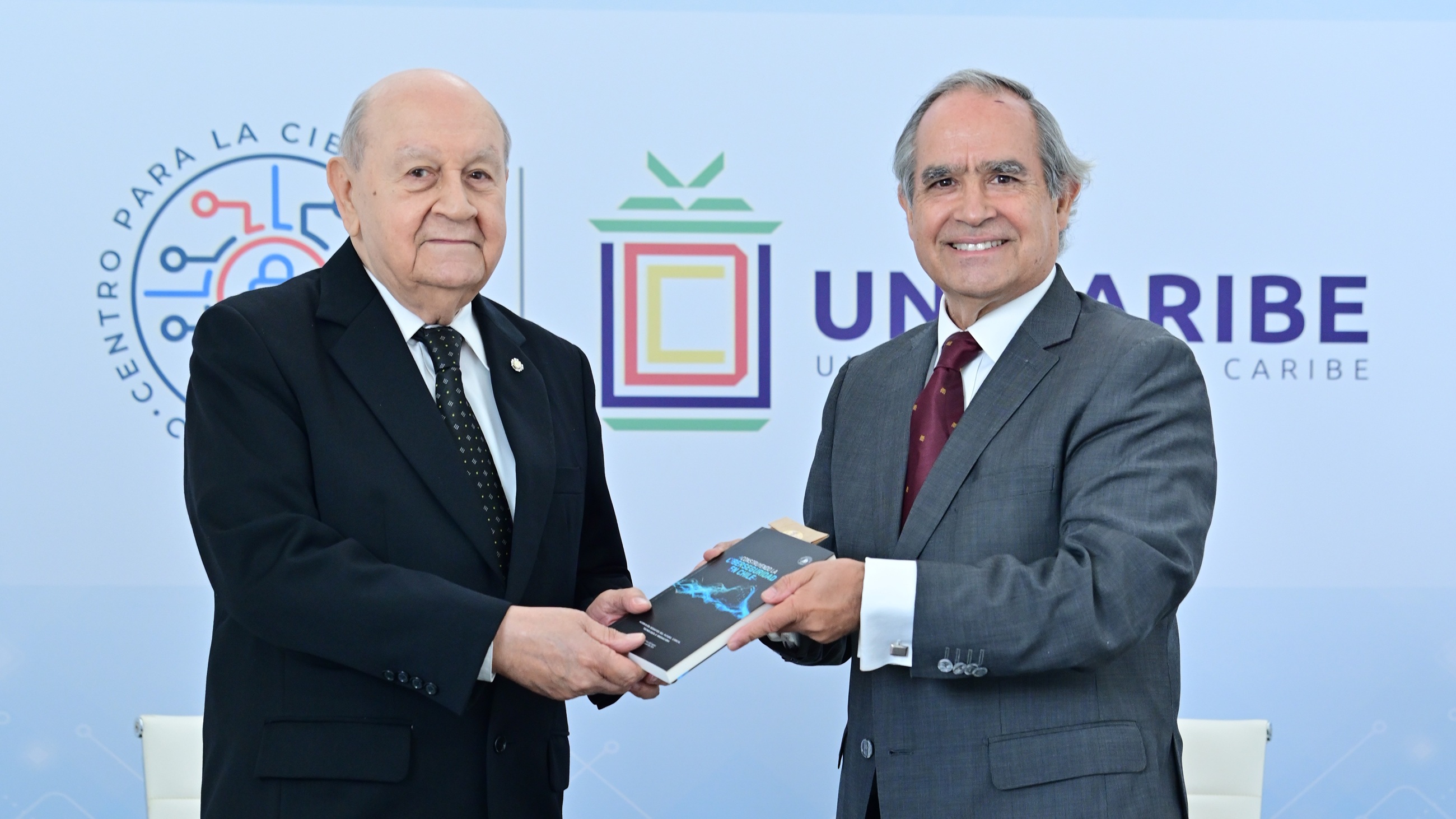Kenneth Pugh entregó el libro “Construyendo la ciberseguridad en Chile” al R. Franklyn Holguín