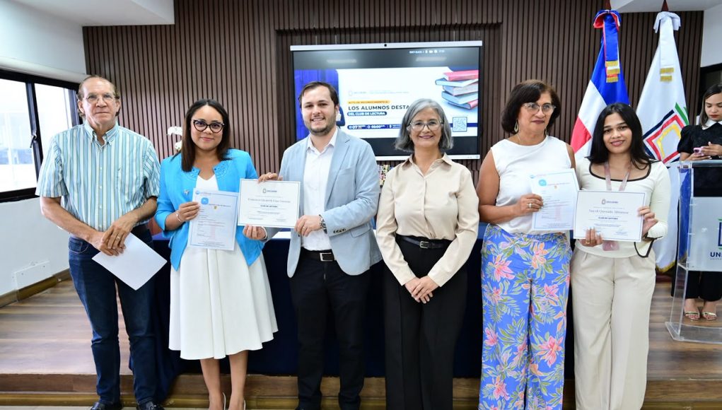 UNICARIBE reconoce el compromiso de los integrantes de su Club de Lectura