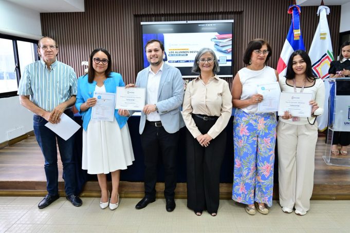 UNICARIBE reconoce el compromiso de los integrantes de su Club de Lectura