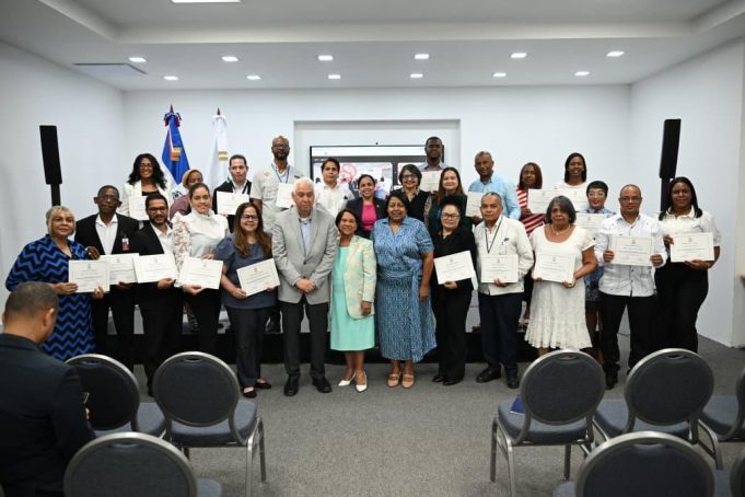 UNICARIBE clausura Diplomado en Inteligencia Artificial Generativa para la Innovación Docente