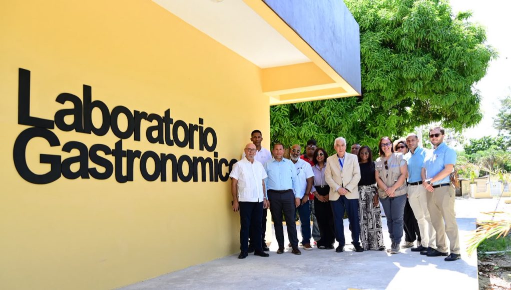 UNICARIBE y FAO visitan laboratorio gastronómico del Instituto Politécnico de Azua para conocer iniciativas de formación sostenible