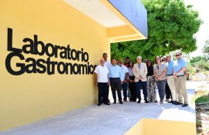 UNICARIBE y FAO visitan laboratorio gastronómico del Instituto Politécnico de Azua para conocer iniciativas de formación sostenible