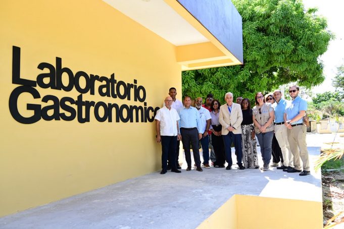 UNICARIBE y FAO visitan laboratorio gastronómico del Instituto Politécnico de Azua para conocer iniciativas de formación sostenible